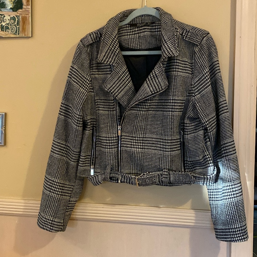 Cute short houndstooth jacket with zipper and belt